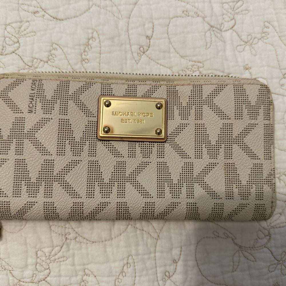 Michael Kors Zip Around Wallet